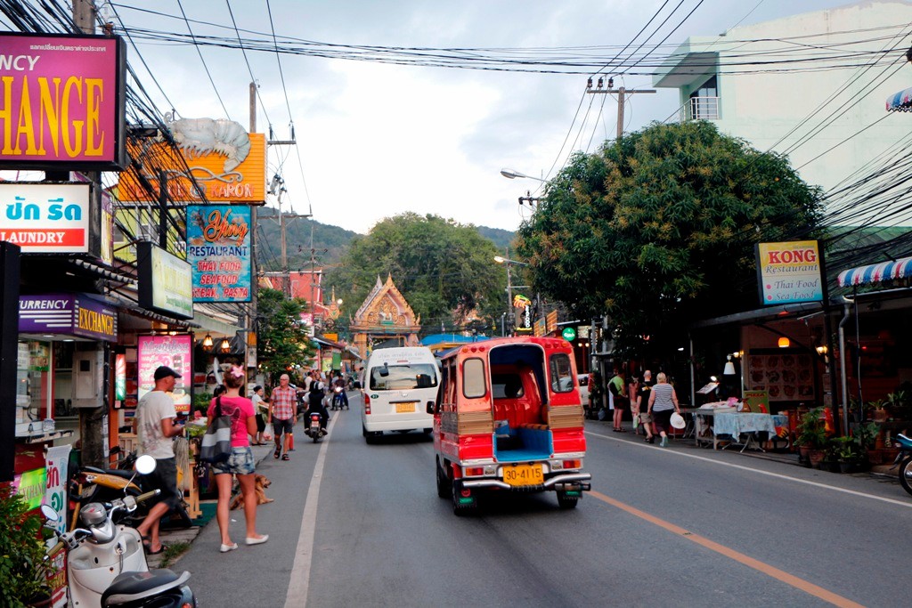 Blick auf der Patak Rd. zum Wat Karon, der Tuk- Tuk im Phuketstyle im Vordergrund