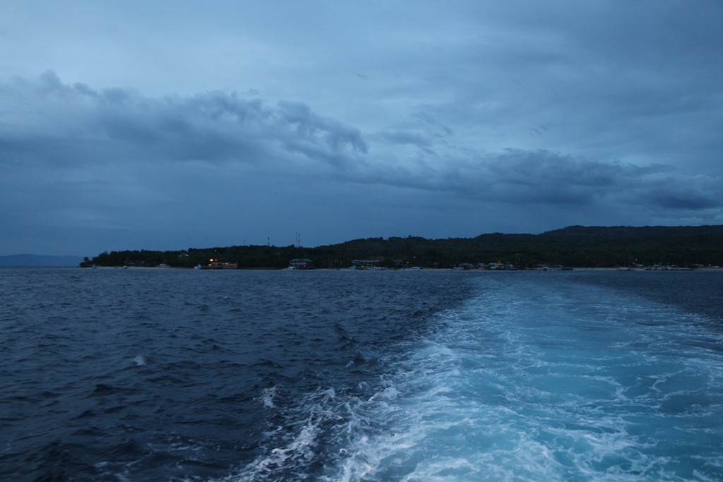 Spätabends fahren wir wieder über die Tanon Strait zur Insel Negros