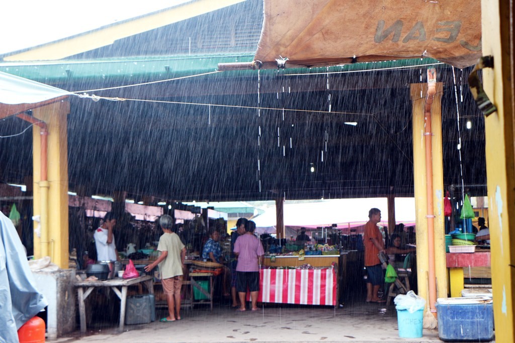Ein typischer Regenzeitguss im Public Market zu Dauin
