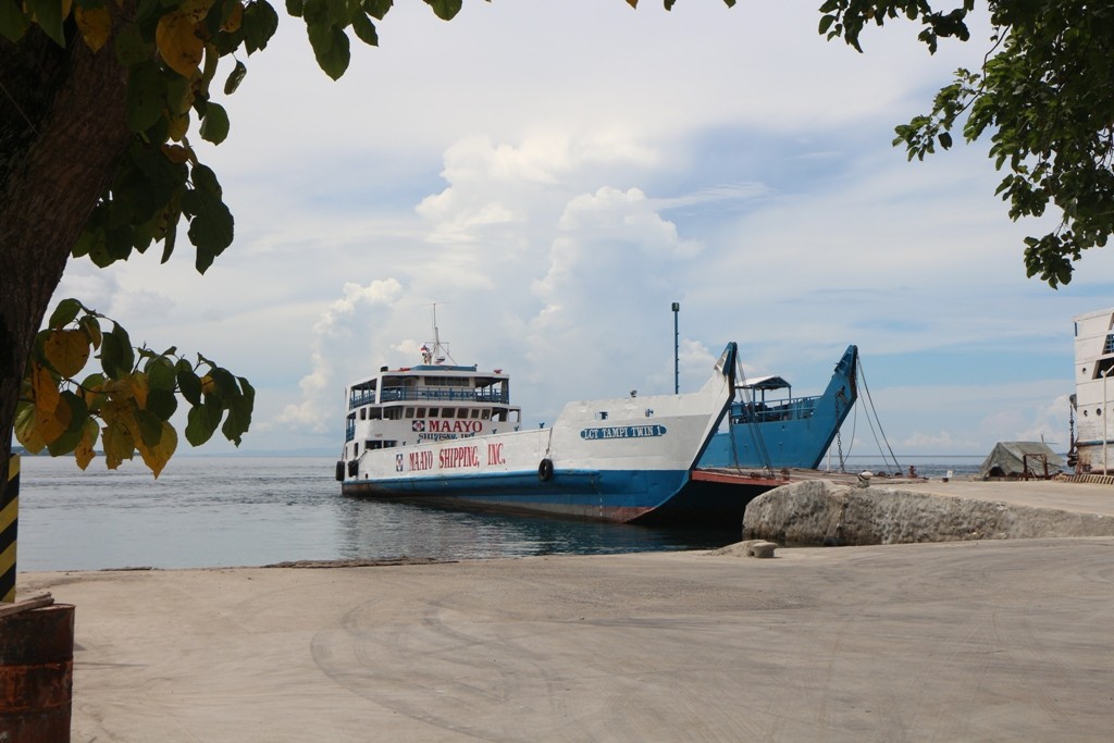 Mit dem "Kahn" fahren wir über die Tanon Strait nach Cebu Island zum Lilo-An Boat Terminal. 