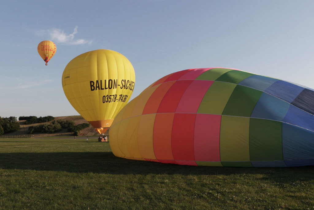 Erst wenn kein oder kaum noch ein thermischer Aufwind besteht wird die ausgerollte Ballonhülle mit 