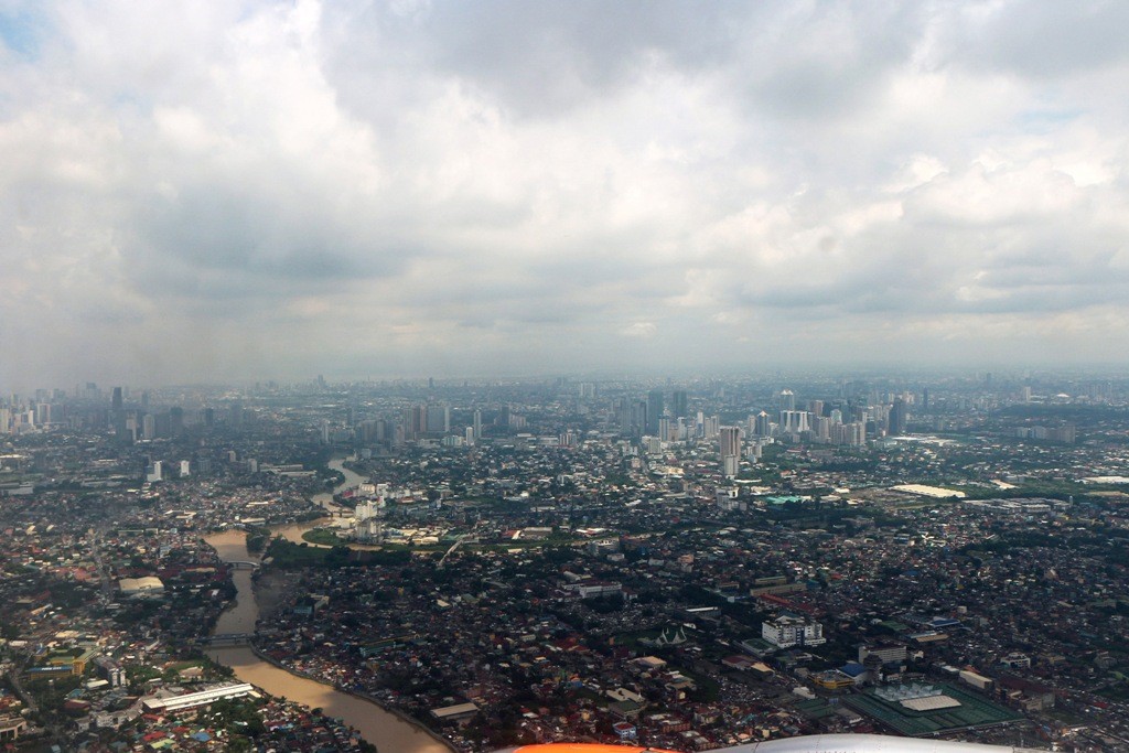 Bei anfangs wunderbaren Wetter, Szenen des Anfluges auf Manila