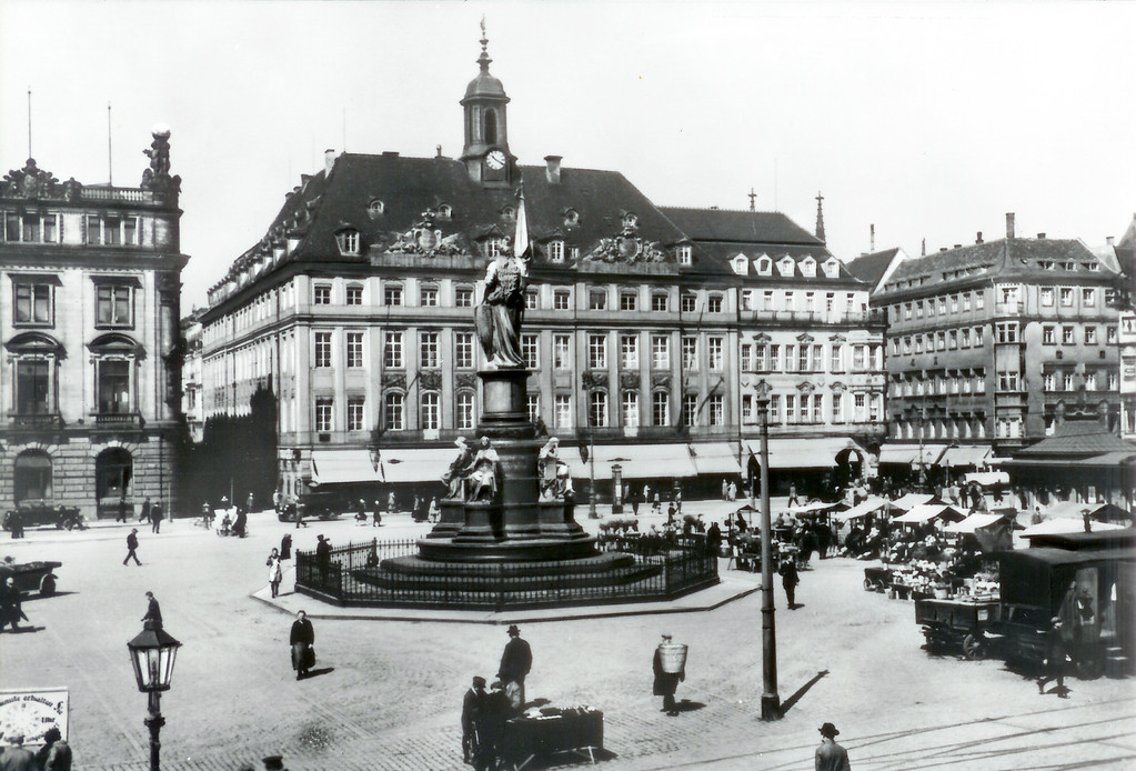 Dresden - Altmarkt, Altes Rathaus, Löwen-Apotheke, Germania,