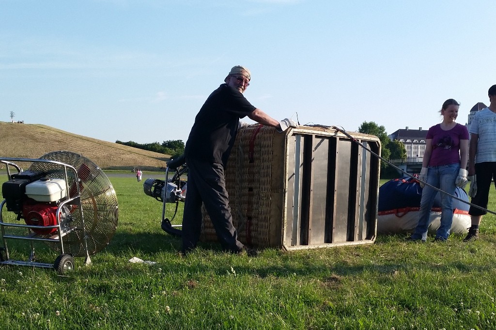 Den Ballonkorb aus Peddigrohrgeflecht ist herunter gehieft, vier Mann vier Ecken sind für die ca. 80 Kg scho nötig