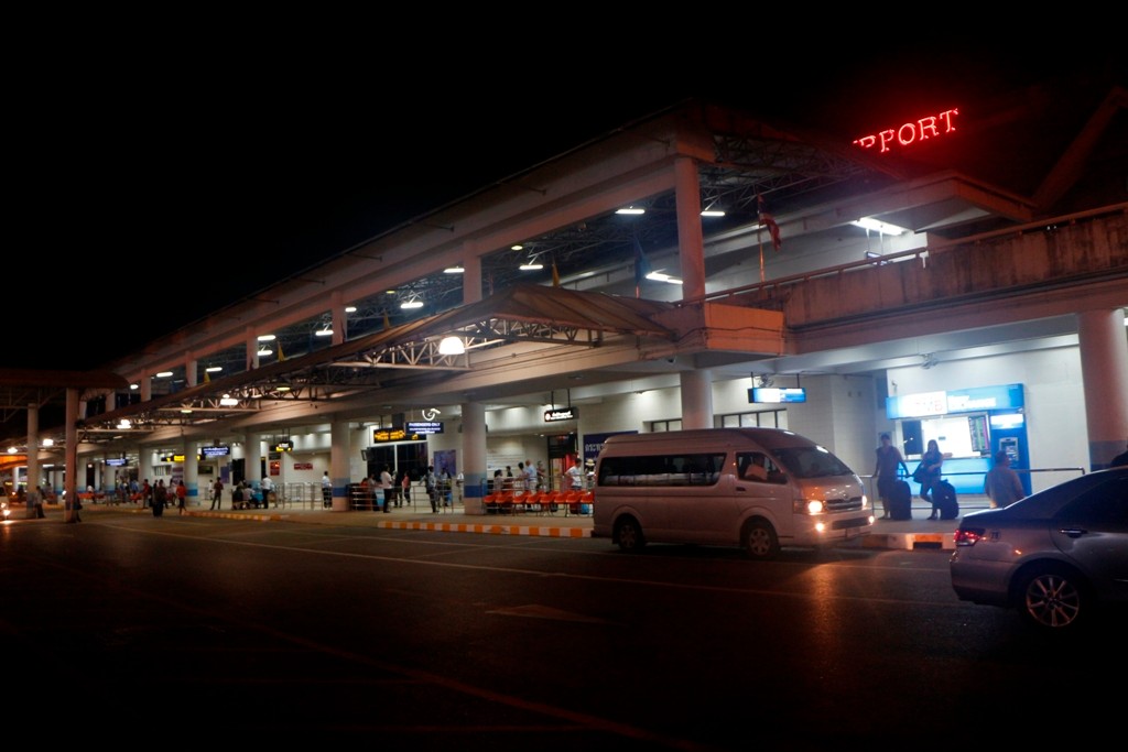 Vor dem Airport warten wir auf unser Taxi nach Karon