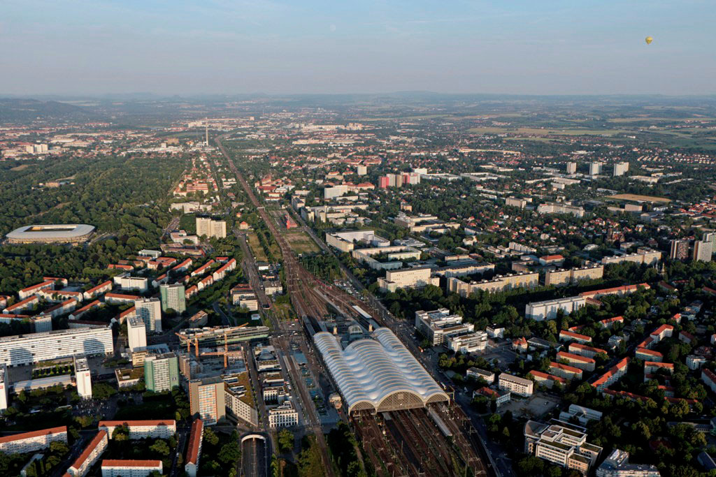 Der Dresdner Hauptbahnhof. Links beginnt die Prager Straße, dahinter die Seevorstadt West und das Glücksgas Stadion (Dynamo Stadion) mit Großen Garten. Rechts Fritz-Löffler u. Hochschulstr. mit der HTW und Teile der TU Dresden