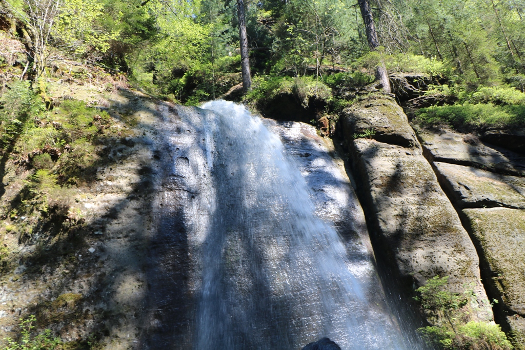Die touristische Attraktion in der angestauten Kamnitz der Wasserfall, der per Seilzug vom Fährmann (Stacker) ausgelöst wird.