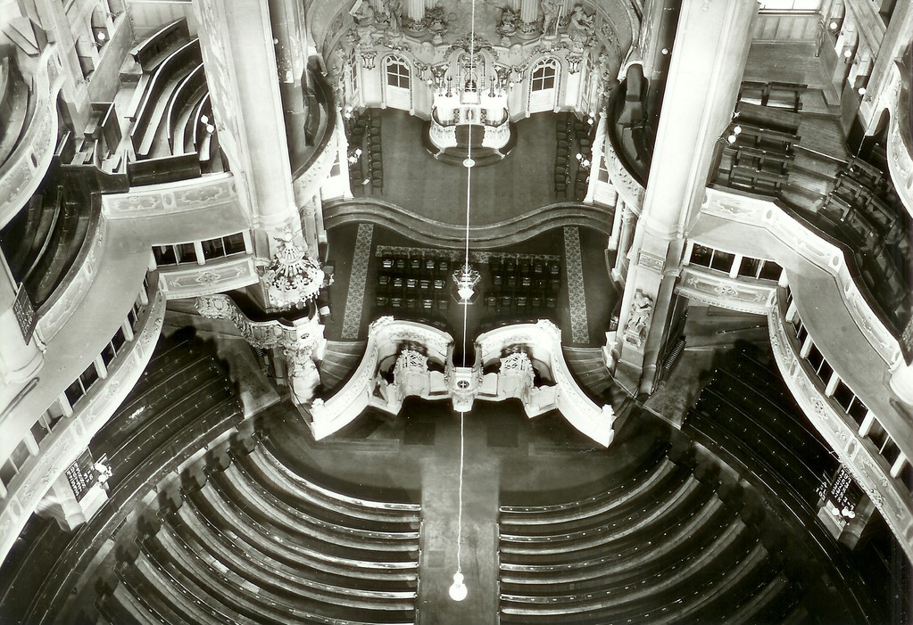 Dresden - in der Frauenkirche, Blick aus Kuppel zum Altar