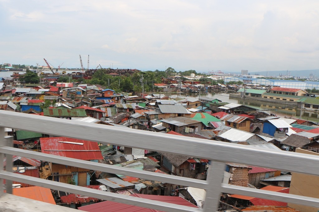 Blick von der Osmena Bridge auf die Slums von Mactan Island, halten ist hier nicht, darum das verwischt Geländer!
