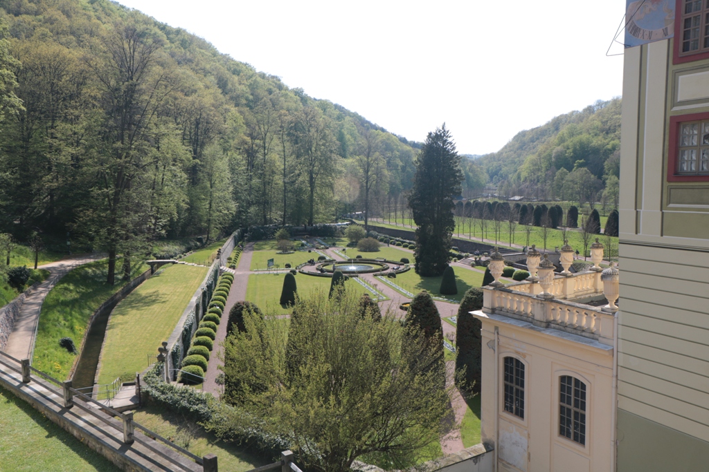 ...Blick vom Plateau aud den Schlossgarten, der 2002 komplett verwüstet wurde