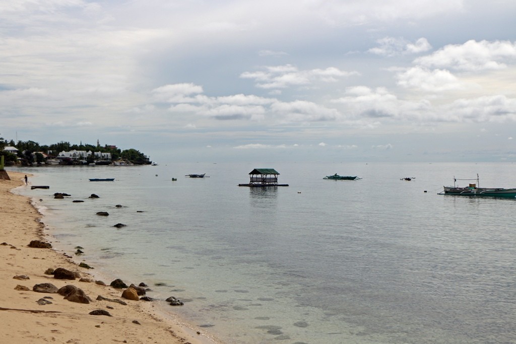 Badestrand und Cebu Strait in der Nähe von Oslob