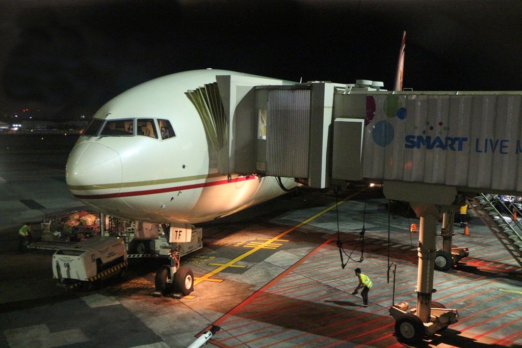 Unsere B777-300 von ETIHAD Airways steht schon da und wir kommen auch gut aber etwas steif nach etwa 8,5 Std. Flugzeit in Manila an!