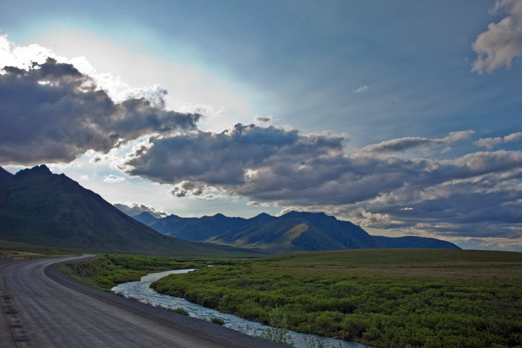 Der HWY mit North Klondike Range und North Klondike River im Gegenlicht