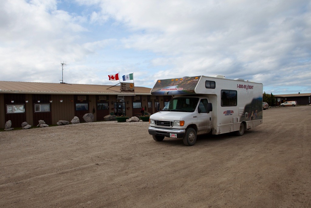 Stopover in Eagle Plain (Km 363), einzige Tankstelle, Roadhouse, Hotel und sogar mit Waschsalon auf dem Weg via North