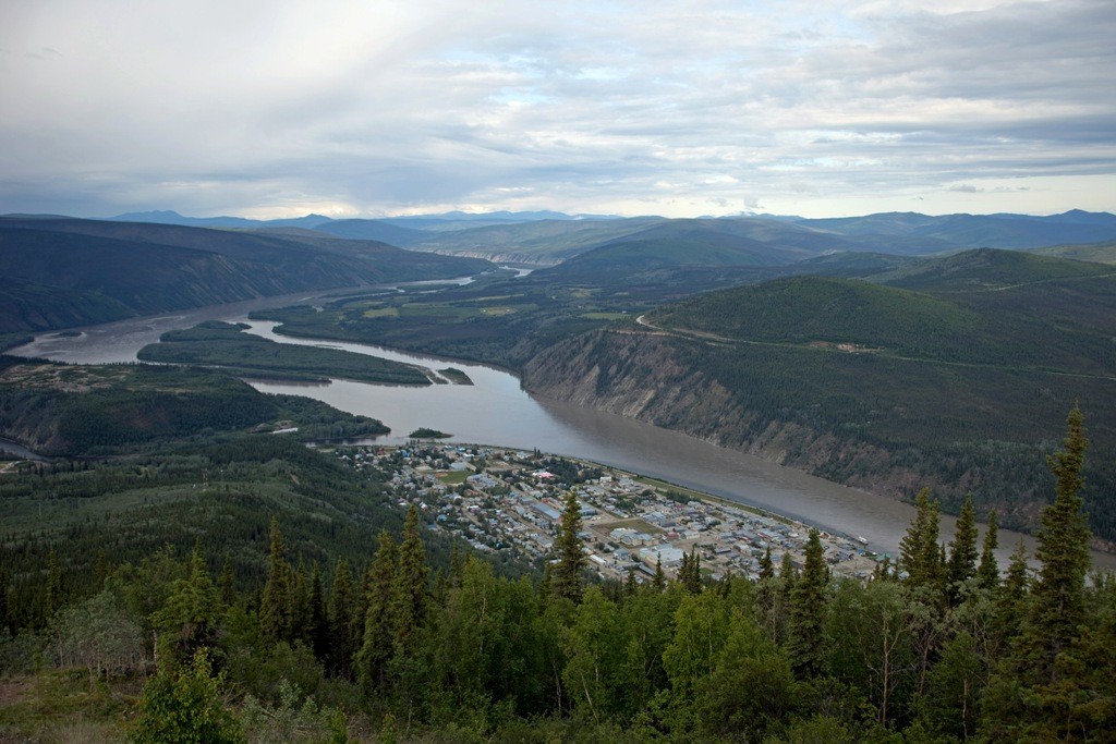 Der Yukon, Dawson City, links die Mündung des Klondike Rivers und rechts am Hang der Beginn des "Top of the World" HWY´s