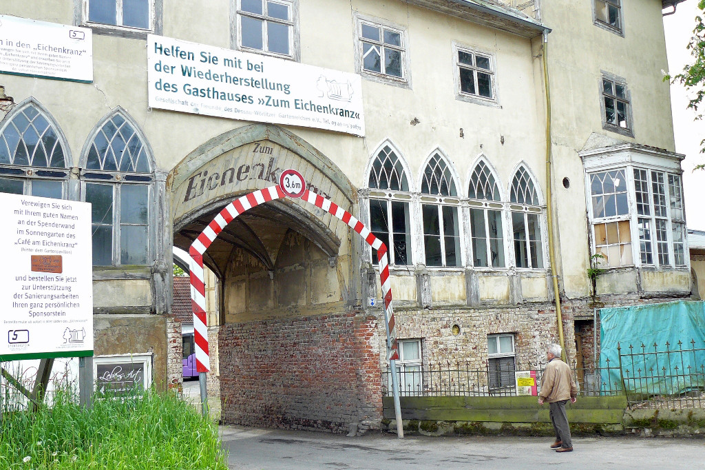Teilansicht des hier noch nicht restaurierten Gasthofes "Zum Eisenkranz".