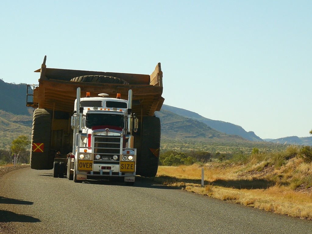 Auf den Roads der Pilbara fahren derartige RIESEN umher, der gesamte Verkehr hat sich hier unter zu ordnen. Die Pilbara ist das größte australische Region äußerst ergiebiger natürlicher Rohstoffvorräte.