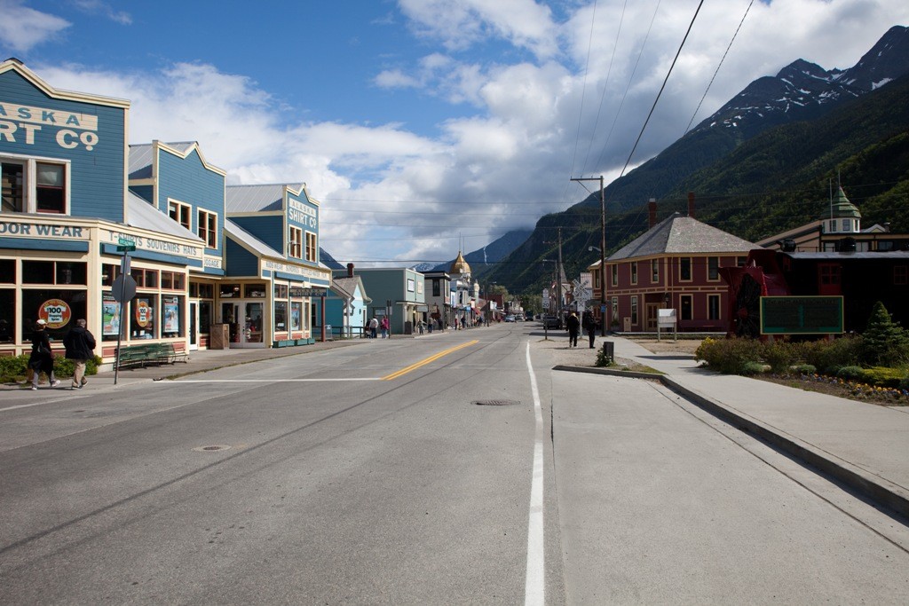 Die State Street in Skagway vom Hafen aus gesehen