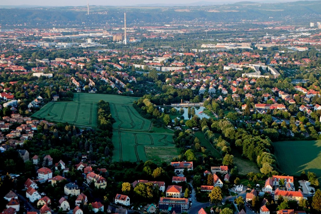 Blickrichtung Ost vor uns liegt DD- Mockritz mit dem Naturbad, dahinter DD- Leubnitz, Schornstein u. Gasometer DD- Reick, links ist DD- Strehlen