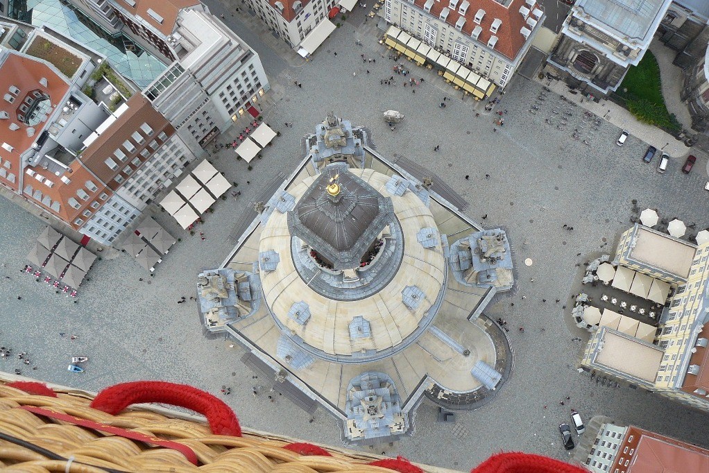 Die Frauenkirche von oben, das sieht auch nicht jeder! Hier sind die Maße, Länge der Kirche (West/Ost)=50,02 m und Breite der Kirche (Nord/Süd)=41,95 m kaum erkennbar