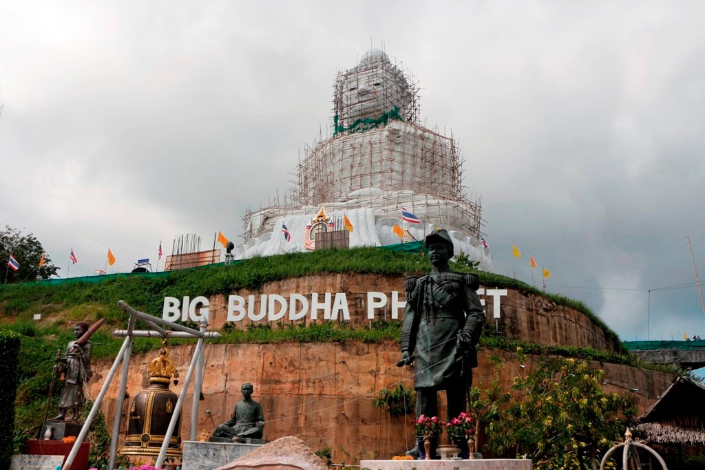 ...Baustelle um die Big Buddha Statue