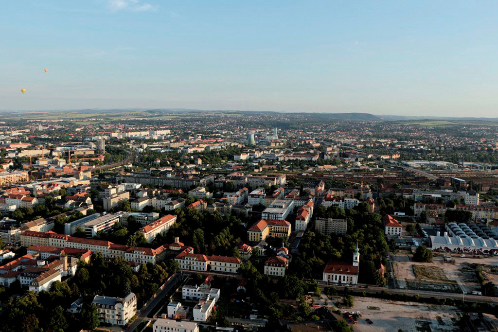 Vor uns, leicht links der große Komplex des Krankenhaus Dresden- Friedrichstadt (Städtisches Klinikum) besteht aus 15 Kliniken mit rund 940 Betten, über 1.800  Mitarbeiter versorgen jährlich ca. 85 000 Patienten.