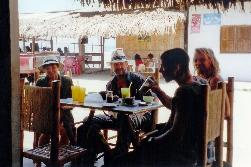 ...Frühstück in Montanita, Inge und ich mit Panamahut