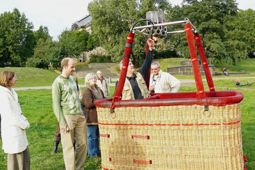Startvorbereitung auf den Wiesen am Königsufer Dresden