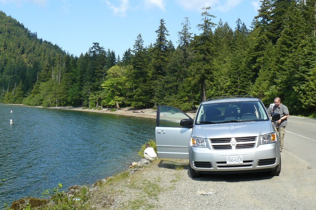 Unser angemieteter Dodge mit guten Fahreigenschaften in Fahrtrichtung Nordwest via Tofino