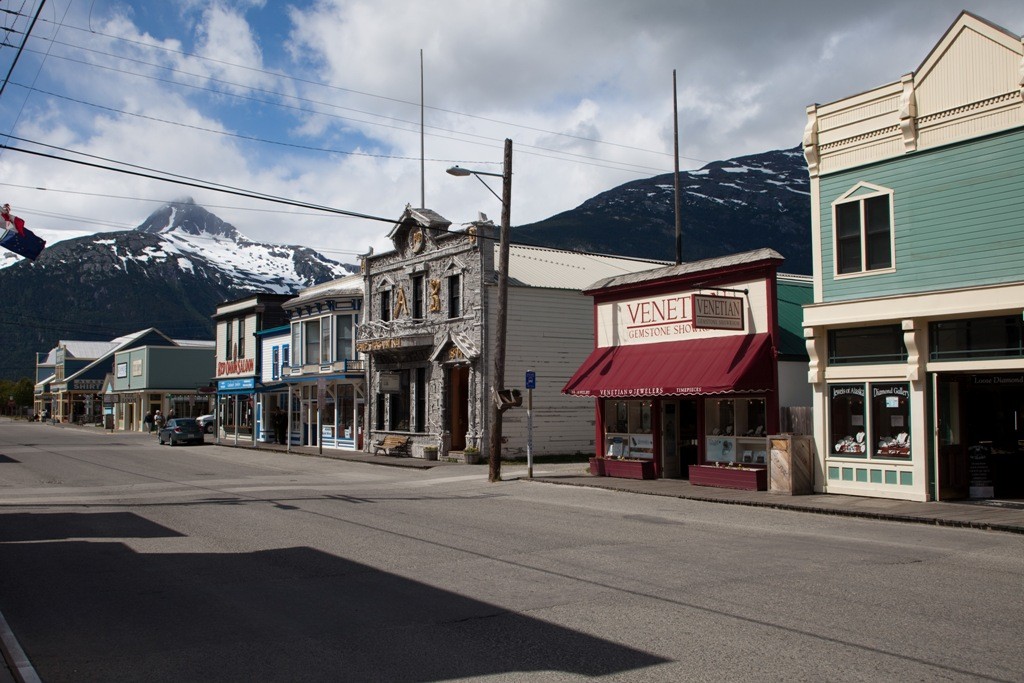 Detailaufnahmen von Gebäuden auf der State Street in Skagway
