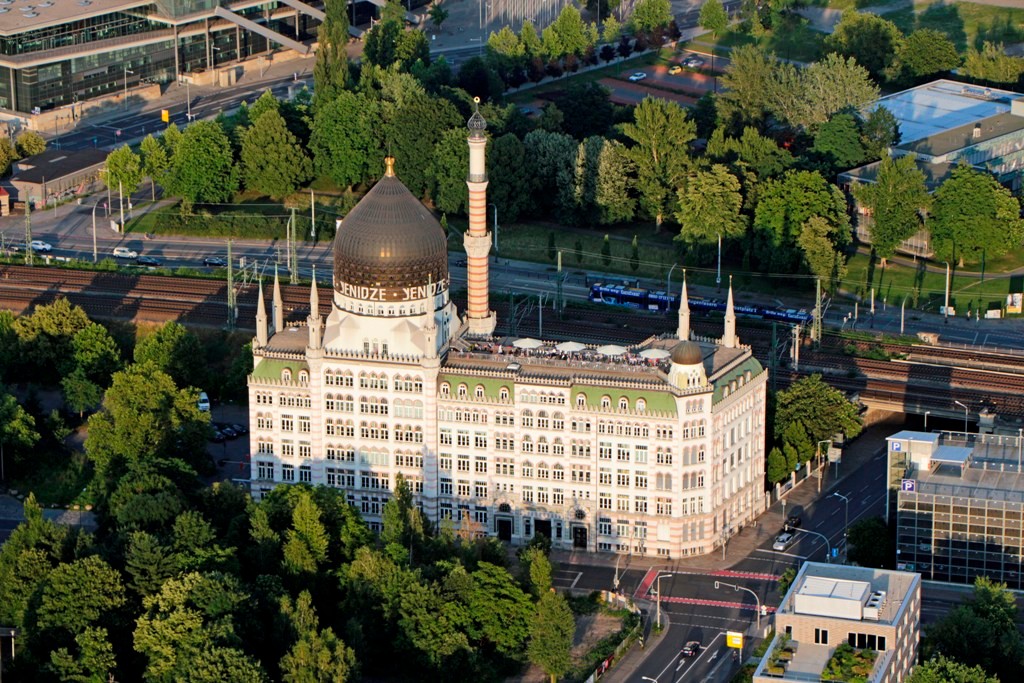 Die 62 m hohe YENIDZE (Tabakmoschee) ist eines der markantesten Gebäude Dresdens. 1909 von Hugo Zietz als Zigarettenfabrik gebaut, benannt nach einem Tabakanbaugebiet im eistigen osmanischen Reich, heute Griechenland.