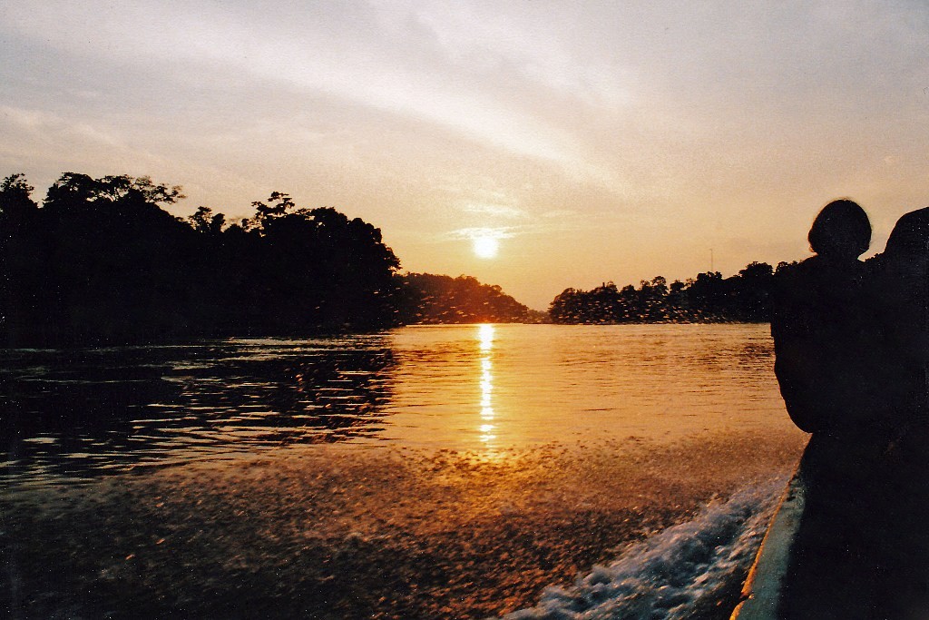 Rio Napo bei Misahualli während des Sonnenunterganges