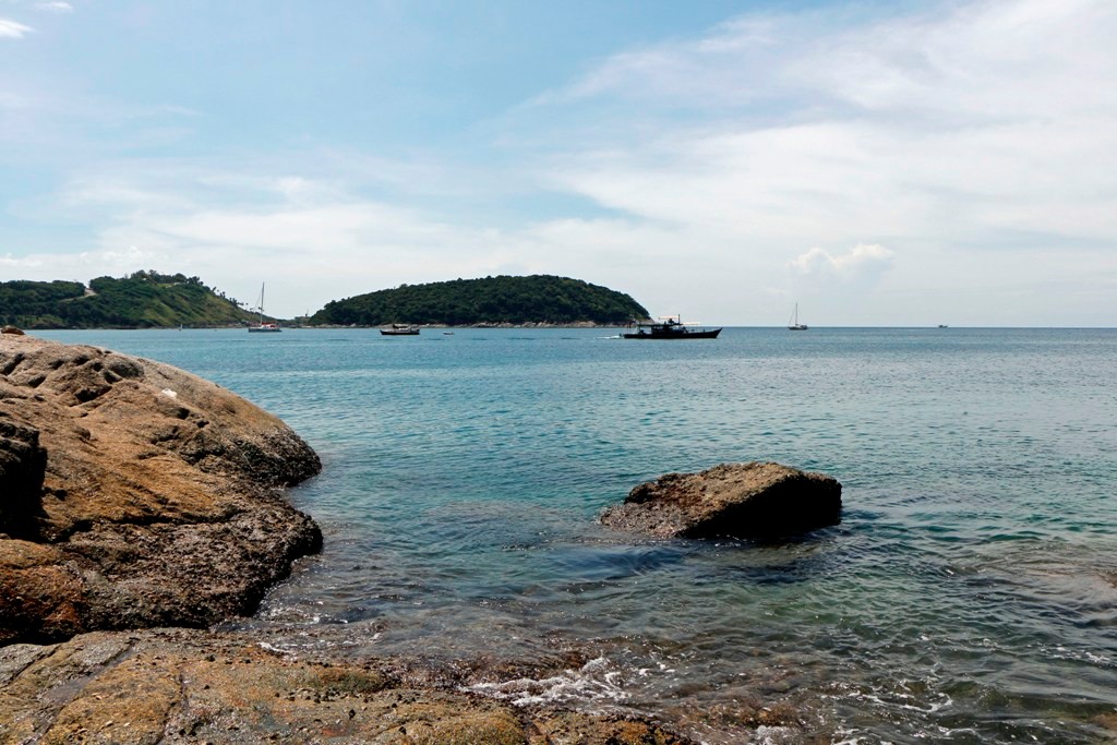 Blick auf die Bucht Nai Harn und im Hintergrund die Insel Koh Man