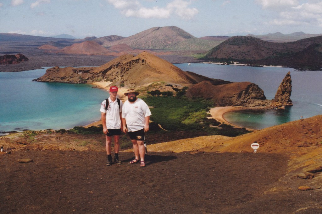 Udo und Ingo mit dem Postkartenmotiv der Sullivan Bay im Rücken, hier auf Isla Bartlomé, hi. rechts der Pinnacle Rock/Pináculo von Bartolomé 