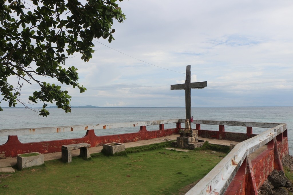 ...Kreuz auf dem Klippenvorsprung am Watch Tower, direkt an der Cebu Strait!