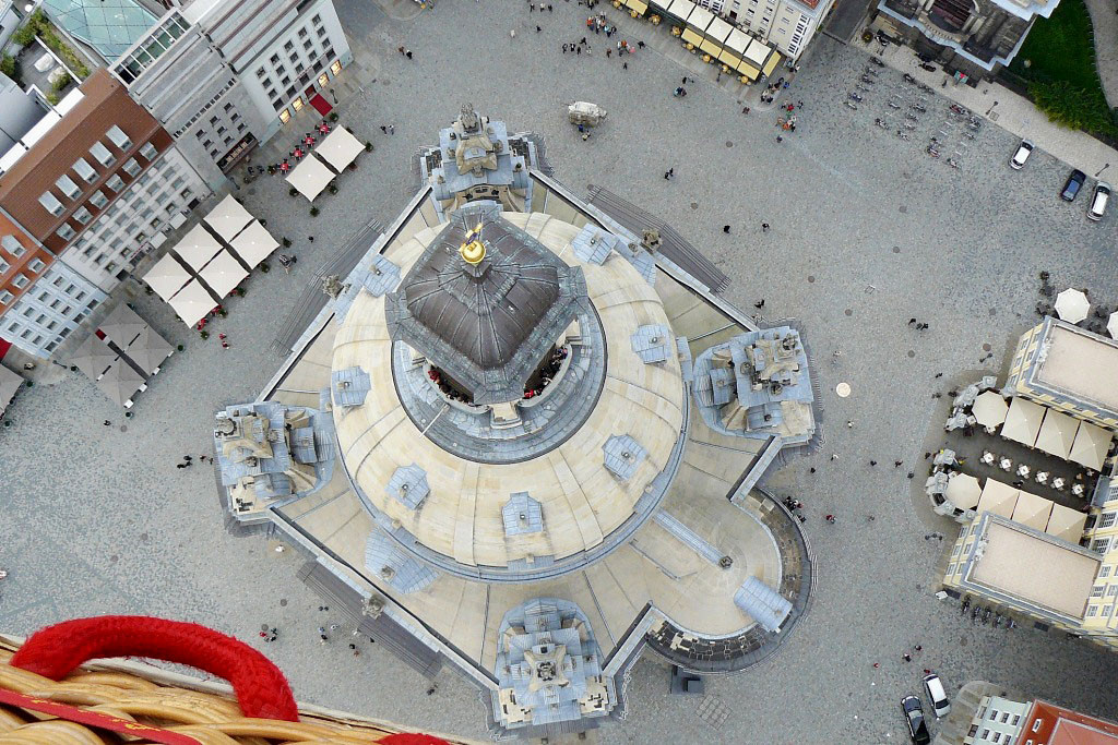 Von oben sieht unsere Frauenkirche eigentlich quadratisch aus, oder?