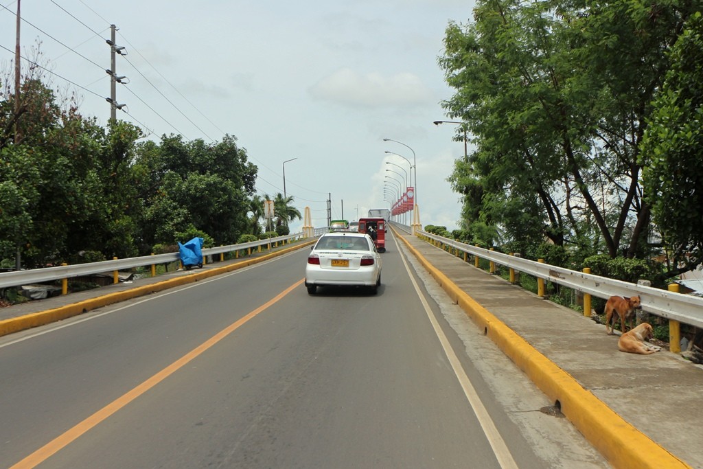 Vor uns die Auffahrt zur Osmena Bridge die nach Mactan Island führt