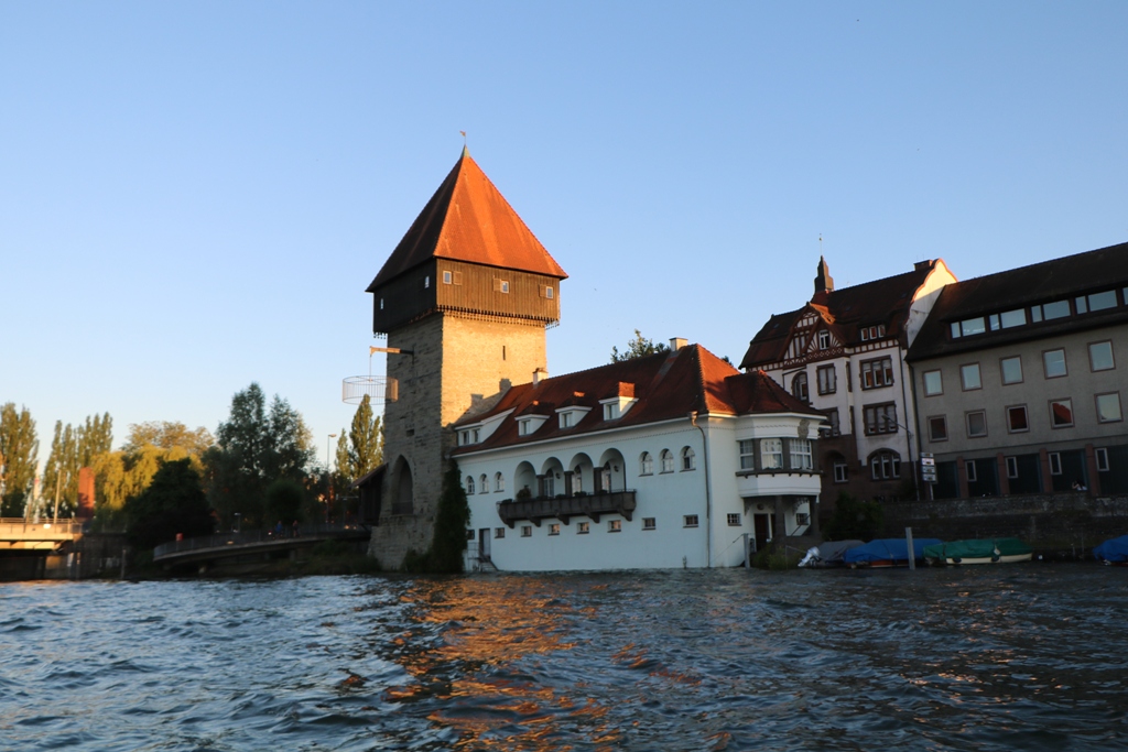 Der Rheintorturm vom Seerhein aus