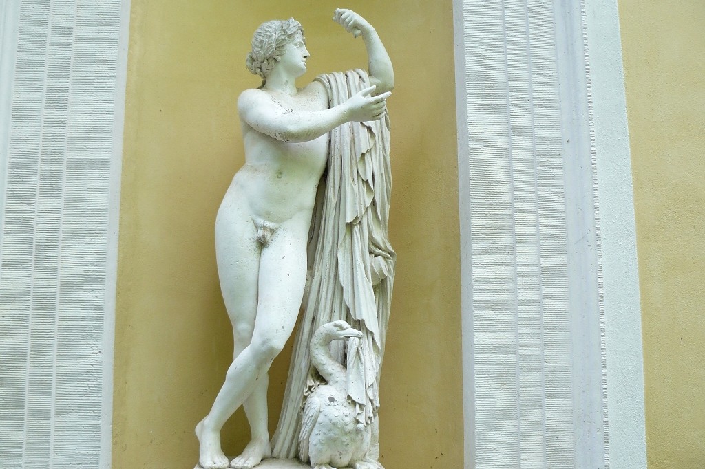 Die Apollostatue am Sommersaal wurde 1770 von dem Dresdner Bildhauer Gottfried Knöffler geschaffen.