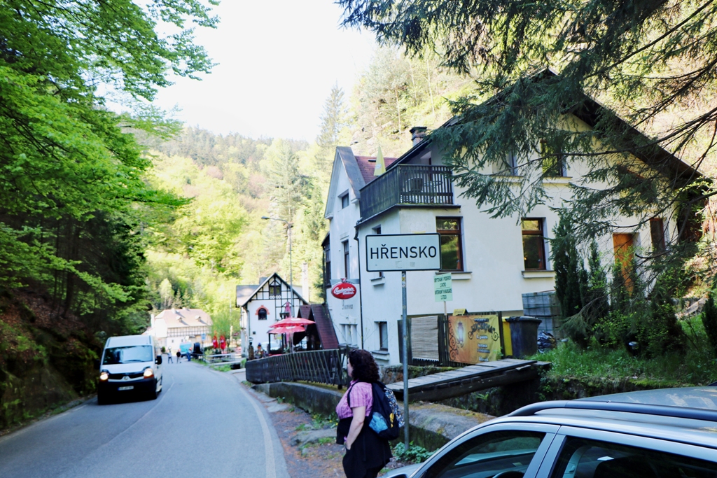 Auto abgestellt und nun gehts los, vorbei am  Restaurant "Klepáč", hinein in die Stille- oder Edmundsklamm