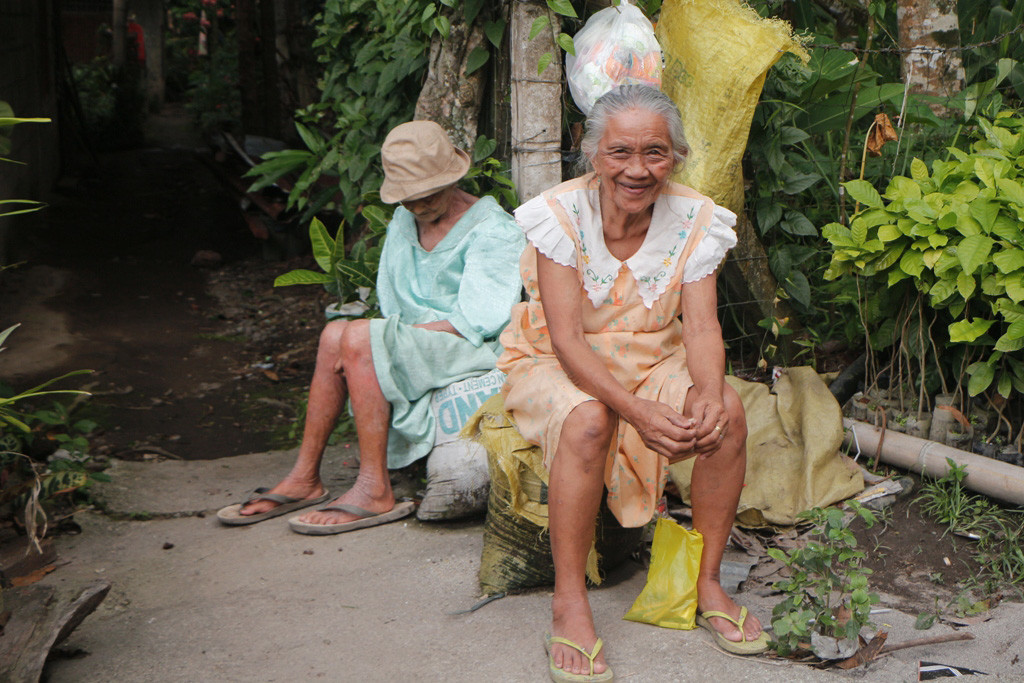Seniorinnen blinzeln freundlich in die Kamera, kaum eine unfreundliche Geste begegnete uns auf Negros Oriental bzw. auf den Philippinen!