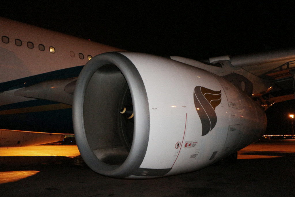Ein Triebwerk des Airbus A 330-200 der Oman Air während des Stopover auf dem Air Port von Muscat!