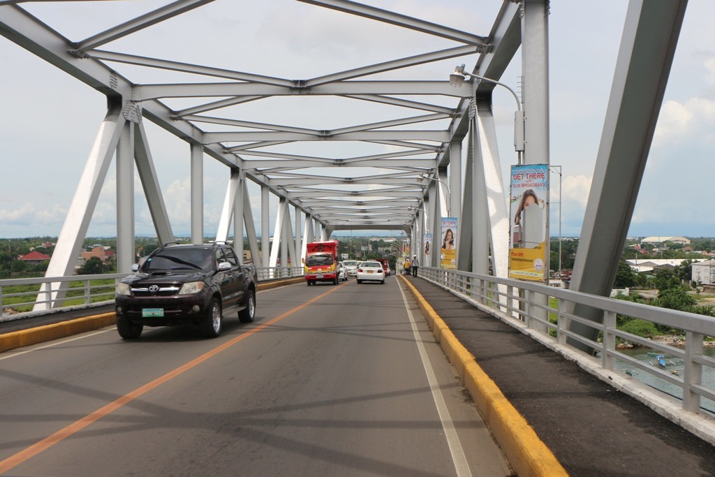Wir fahren über die Osmena Bridge nach Mactan Island