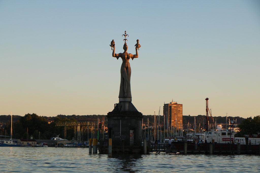 Die legendäre Imperia an der Hafeneinfahrt im Abendlicht