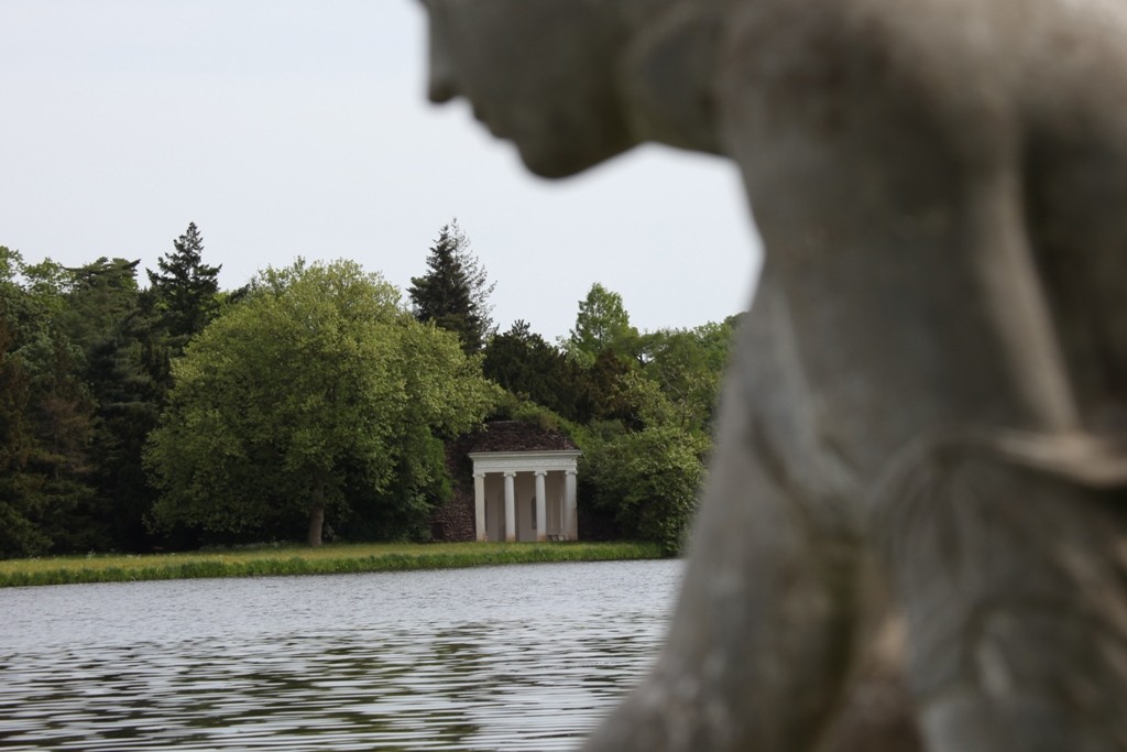 Teilansicht der Muschelnymphe und im Hintergrund das Nymphaeum (Focus)