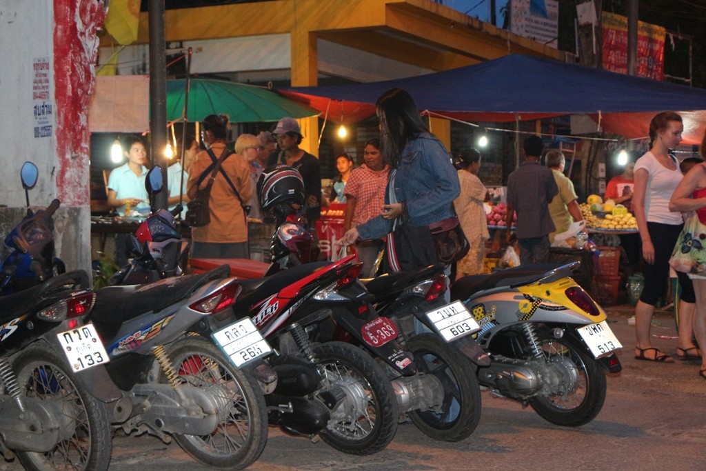 Zu Fuß und mit dem Motorrad, alles drängt auf den Wat Karon Markt!