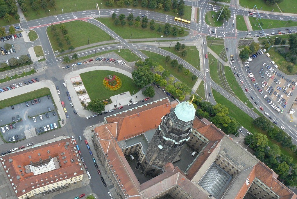...der Rathausturm mit dem Georgplatz