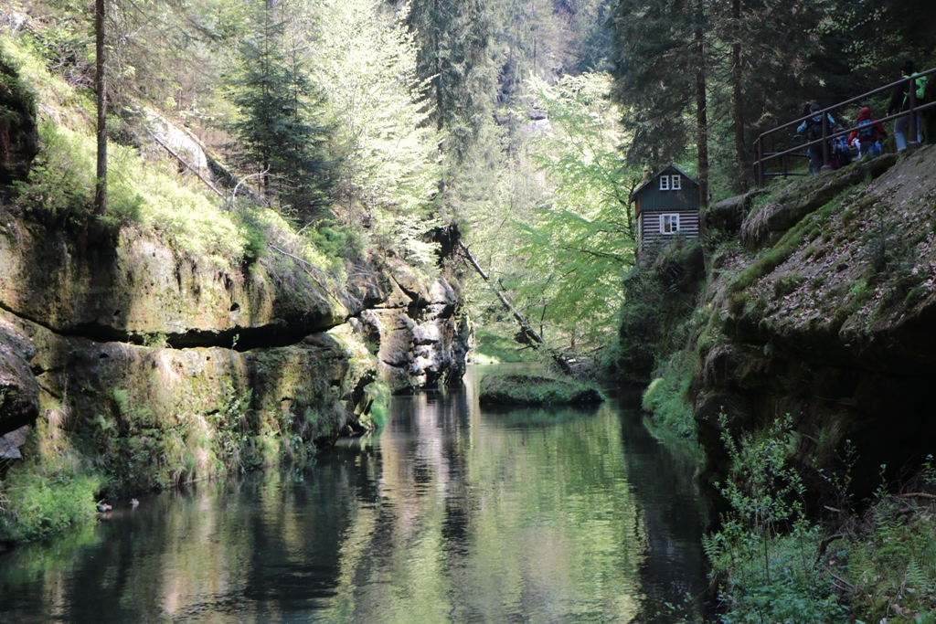 Aussteigen und weiter wandern bis zur Brücke am Abzweig nach Mezná (Stimmersdorf)