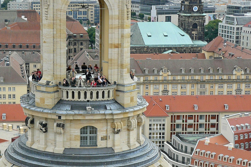 ...wir sind etwas über 67 m Höhe, der Plattform der Laterne auf der Frauenkirchenkuppel (36,15 m im Durchmesser) fast gegenüber, ergreifend!