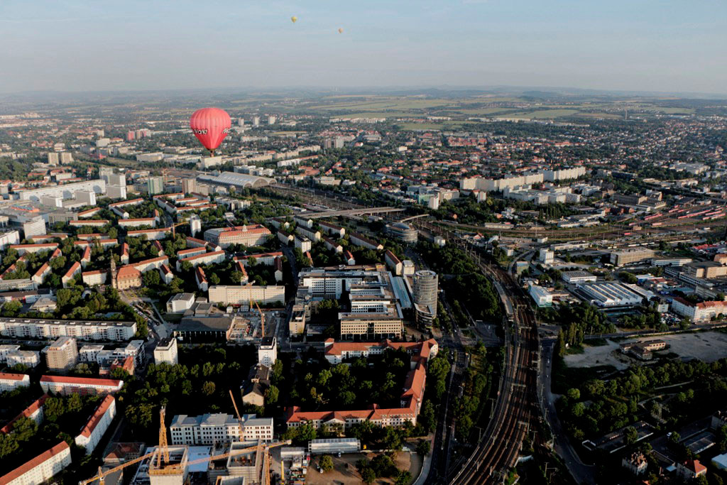 Wir fahren über das alte "KK Mitte" und sehen die Könneritzstr./Ammonstr. mit dem Pflegeheim  "Wohnpark Elsa Fenske", dem WTCenter mit dem 53 m hohen Turm, den Ammonhof und den Hbf., die Südvorstadt und Plauen